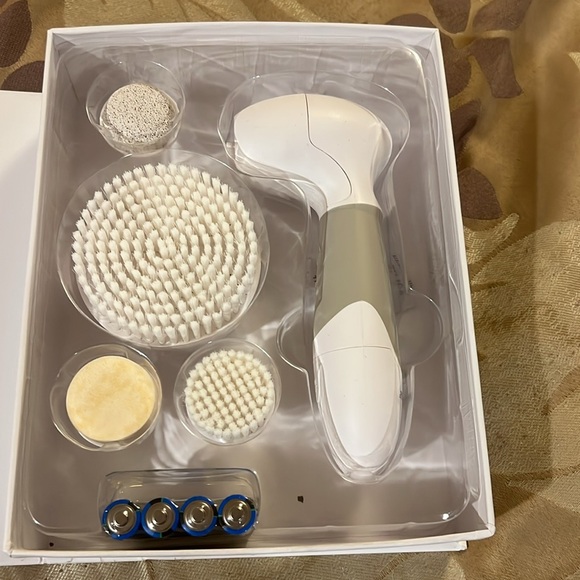 BNIB Demabrush Advanced Cleansing System - Picture 2 of 6